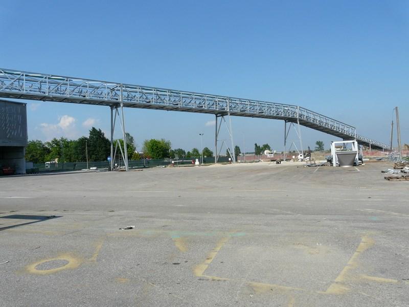 Galerie quadrangulaire avec transporteur à bande