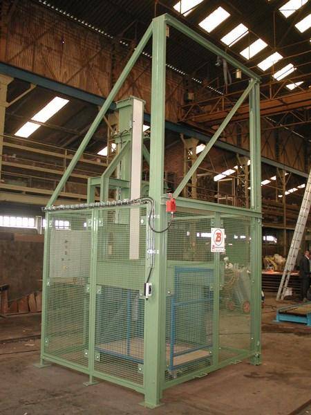 skip élévateur STMH hydraulique, mono fut encagement latéral avec protection grillagée porte coulissante type guillotine